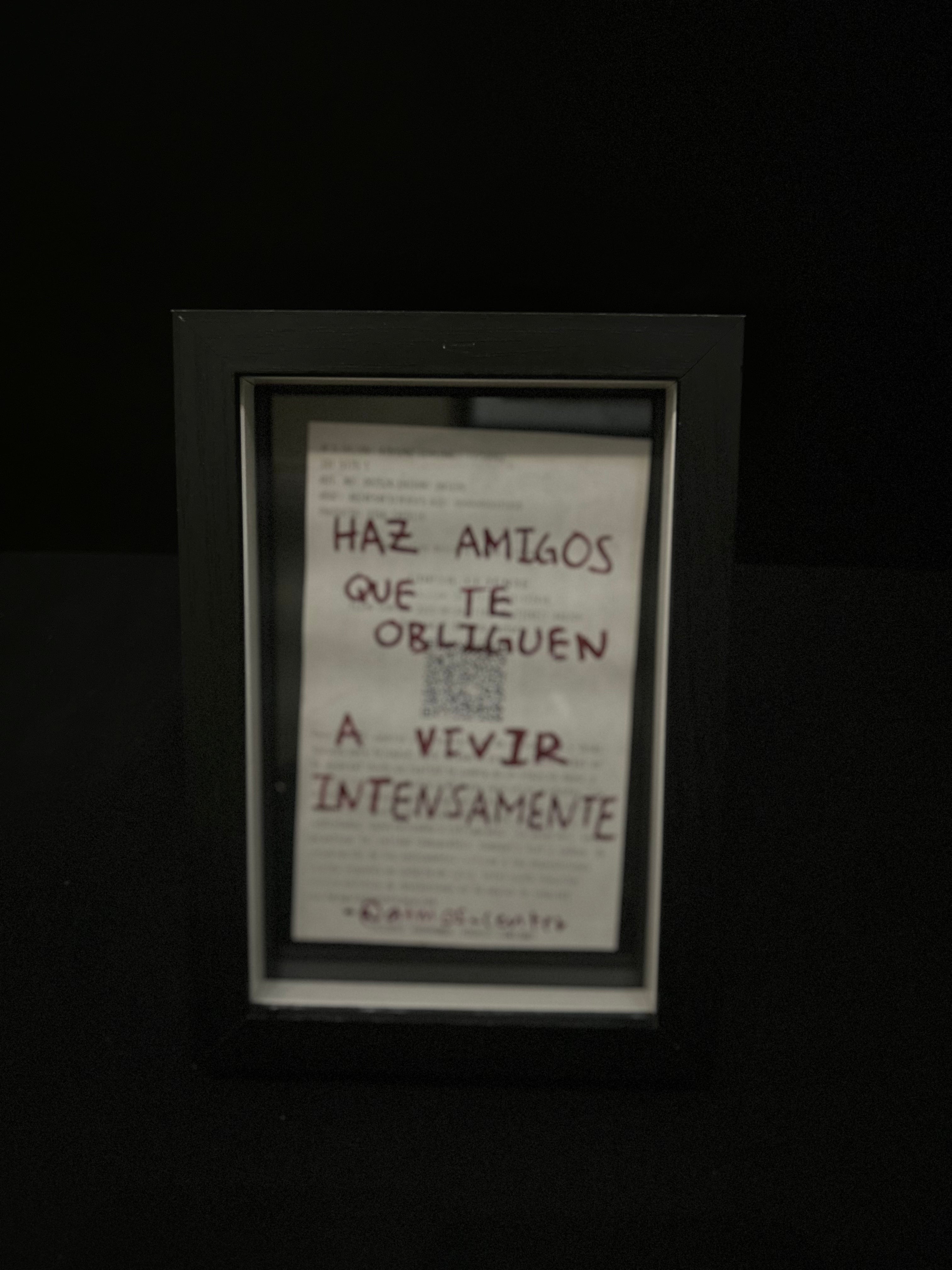 Cuadro · "Haz amigos que te obliguen a vivir intensamente"